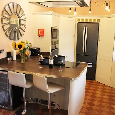 District 4 Bedroom House, Ings, Cumbria. 펜션 켄달