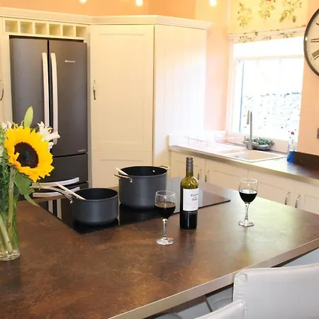 District 4 Bedroom House, Ings, Cumbria. 肯德尔